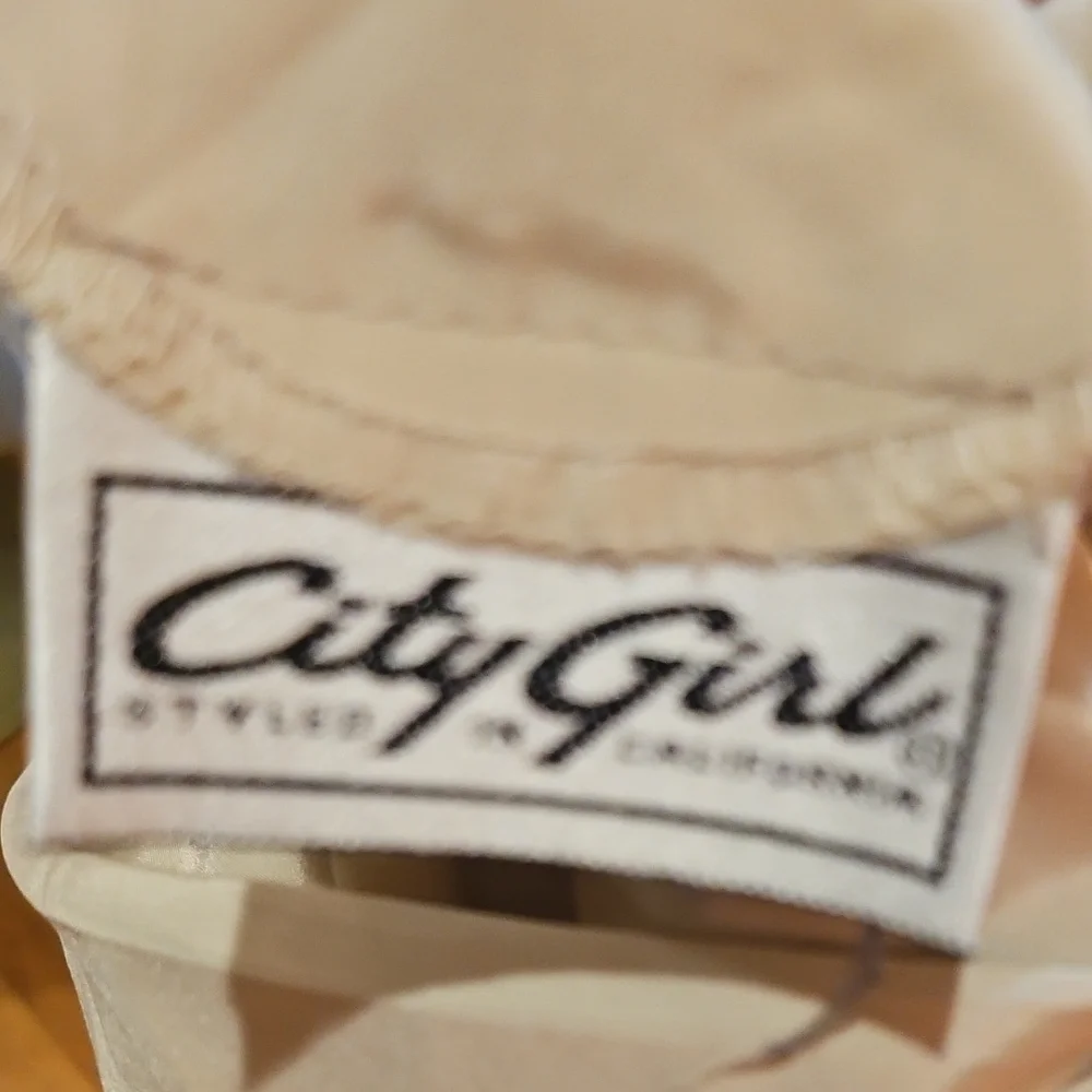 Chic Cream Blouse with Embroidered Detail - Picture 4 of 5